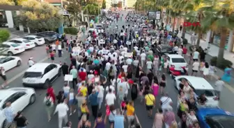 Kuşadası Sokak Festivali Kortej Yürüyüşü Renkli Görüntülere Sahne Oldu