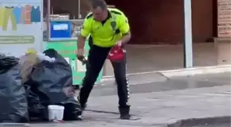 Trafik Polisi, Çöpe Atılan Türk Bayrağını Temizleyerek Polis Aracına Koydu