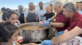 Adıyaman İl Milli Eğitim Müdürlüğü tarafından vatandaşlara aşure ikram edildi