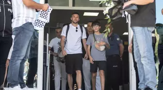 Beşiktaş'ın transfer görüşmelerine başladığı Hırvat futbolcu Ante Rebic, İstanbul'a geldi
