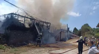 Düzce'de Ahır ve Samanlık Yangınında Zarar Gören Araçlar