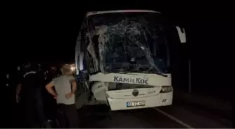 Afyonkarahisar'da otobüs traktöre çarptı: 6 yaralı