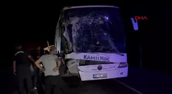 Afyonkarahisar'da otobüs traktöre çarptı: 3'ü ağır 6 yaralı