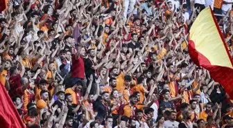 Galatasaray, yeni transferleri için taraftarı önünde imza töreni düzenledi