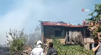 Kütahya Tavşanlı'daki yangında 3 ev kullanılamaz hale geldi