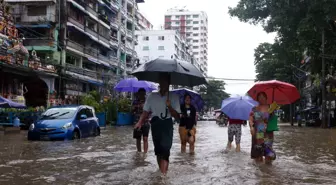 Myanmar'ın Yangon kentinde şiddetli yağışlar sonucu sular altında kalan cadde ve sokaklar