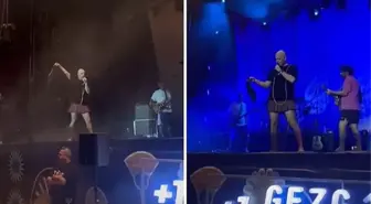 Büyük Ev Ablukada'nın konserinden sahneye iç çamaşırı fırlatıldı! Bartu Küçükçağlayan iç çamaşırını eline alıp salladı