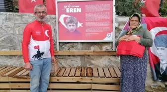 İzmirli Bisikletçi Şehit Eren Bülbül'ün Anısına Türk Bayrağı Takdim Etti