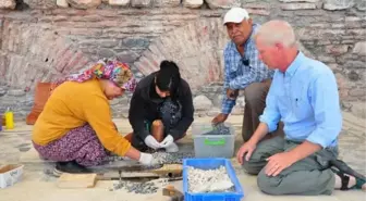 Lidya Krallığı'nın başkenti Sardes Antik Kenti'nde bulunan sinagogun restorasyonunda köylü kadınlar görev yapıyor