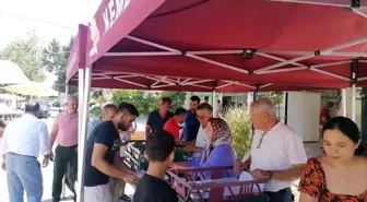 Kemer Belediye Başkanı Vatandaşlara Aşure İkramında Bulundu