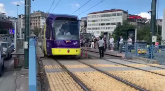 GALATA KÖPRÜSÜ'NDE CİPİYLE TRAMVAY YOLUNA GİRDİ, SEFERLER DURDU - 2