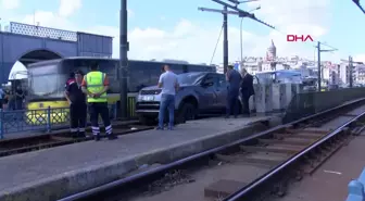 Galata Köprüsü'nde Tramvay Yoluna Giren Cip Kaldırıldı, Seferler Normale Döndü