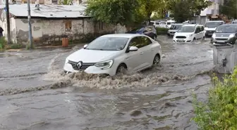 Kars'ta sağanak ve dolu sonucu iş yeri ve garajları su bastı