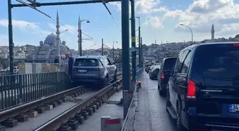 Tramvay yoluna giren aracın kaldırılmasıyla seferler normale döndü