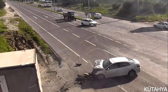 Kütahya'da meydana gelen trafik kazaları MOBESE kameralarına yansıdı