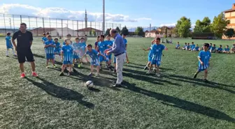 Beyköy Belediyesi Futbol Okulu Öğrencilerine Belgelerini Verdi