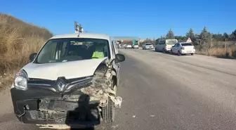 Gebze'de Hafif Ticari Araçla Çarpışan Otomobilin Sürücüsü Yaralandı