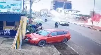 Nijerya'da eğitim uçağı trafiğin yoğun olduğu caddeye. Alev topuna dönen uçakta bulunan iki kişi sağ kurtuldu