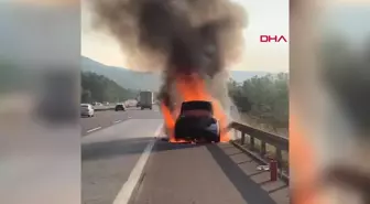 Bolu'da Anadolu Otoyolunda Otomobil Yanarak Kullanılamaz Hale Geldi