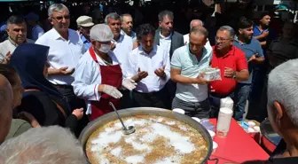 Karaman Esnaf Odaları Vatandaşlara Aşure İkramında Bulundu