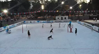 Çankırı'da düzenlenen Tuz Festivali'nde kadın voleybol takımları tuz sahada mücadele etti