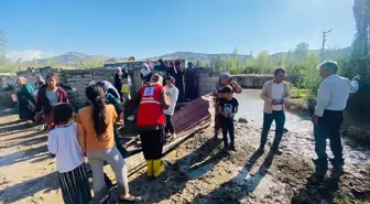 Doğubayazıt'ta sel sonrası kapanan Türkiye-İran kara yolu yeniden açıldı