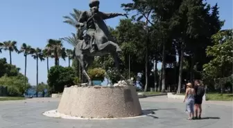 Antalya'da Gıyaseddin Keyhüsrev Heykeli ve Diğer Görsellerin Bakımsızlıktan Renkleri Değişti