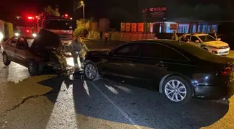 Eyüpsultan'da Kafa Kafaya Çarpışan Otomobillerde 3 Kişi Ağır Yaralandı