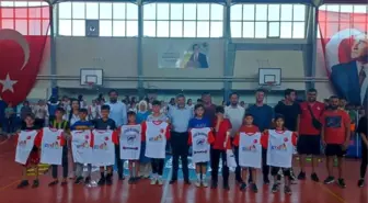 Gediz Belediyesi Yaz Spor Okullarına Malzeme Desteği Sağladı