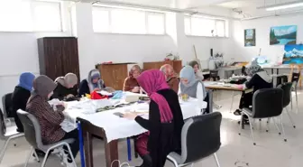 Bayburt'ta Kadınlar El Sanatları Kurslarıyla Hem Keyifli Vakit Geçiriyor Hem de Ev Ekonomisine Katkı Sağlıyor