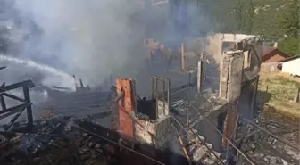 Kastamonu'da çıkan yangında 3 ev kullanılamaz hale geldi