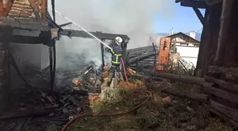 Kastamonu Tosya'da çıkan yangında 2 ev tamamen yandı