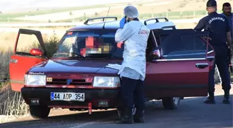 Sivas'ta park halindeki otomobilden iki ceset çıktı