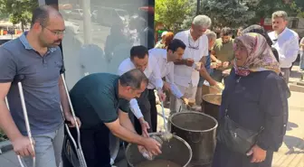 Tosya'da Vatandaşlara Aşure Dağıtıldı