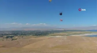 Yamaç paraşütü pilotu baba ve oğul Van Gölü semalarında 'Erciş il olsun' pankartı açtı