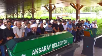 İstanbul'daki trafik kazasında hayatını kaybeden anne ve kızının cenazesi Aksaray'da defnedildi