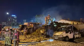 Bakırköy'de Hipodrom Caddesinde Araçlarda Yangın Çıktı