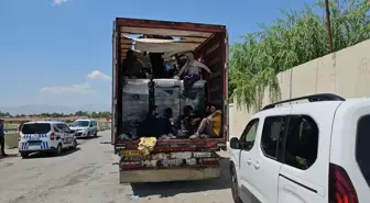 Erzincan'da bir tırın dorsesinde 64 düzensiz göçmen yakalandı