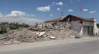 Malatya'da ağır hasarlı binaların yıkım işlemleri sürüyor