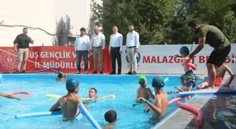 Malazgirt'te Öğrencilere Ücretsiz Yüzme Eğitimi Veriliyor