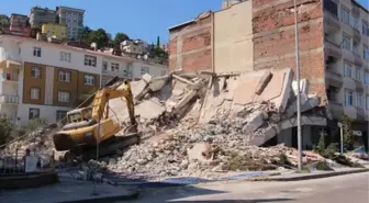 Samsun'da bir kamu binasının yıkımı sırasında hasar oluştu