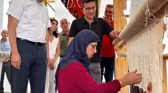 AK Parti Milletvekili Atay Uslu, Kaş'ta Barak Kilimi dokuyan kadınlarla buluştu