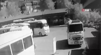 Bir ayağı protez olan engelli adam minibüsün altında böyle kaldı