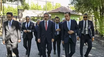 Dışişleri Bakanı Hakan Fidan, Büyükelçiler Konferansı Öncesi Şehitliği Ziyaret Etti