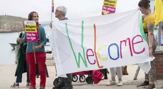 İngiltere'deki düzensiz göçmenler Portland Limanı'na getirildi