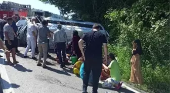 Ordu'da minibüs ile otomobil kafa kafaya çarpıştı: 3'ü ağır, 17 yaralı