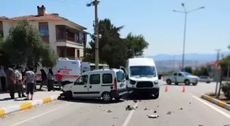 Çorum'da Minibüsle Çarpışan Hafif Ticari Araç Sürücüsü Yaralandı