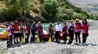 Van Büyükşehir Belediyesi Kadın ve Aile Hizmetleri Daire Başkanı, Çatak'taki Kadın Futbol Takımı ve Rafting Sporcularını Ziyaret Etti