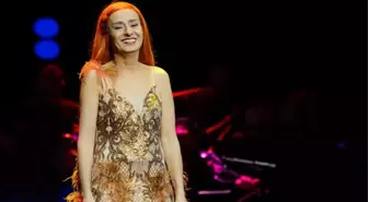 Mini etekli pozlarını paylaşan Yıldız Tilbe'nin bacaklarındaki lekeler sevenlerini korkuttu