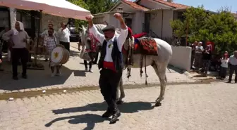 Manisa'da At Bakıcısı Düğünde Atıyla Harmandalı Oynadı